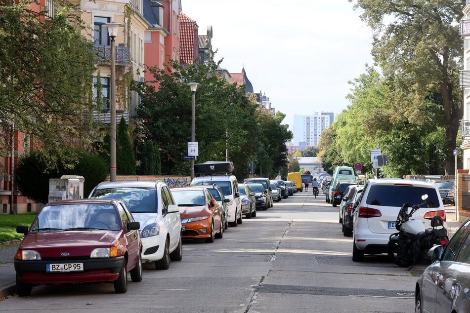 Auf der Hermsdorfer Straße in Löbtau soll dort, wo sonst Autos parken, Freiraum für Bürger entstehen.