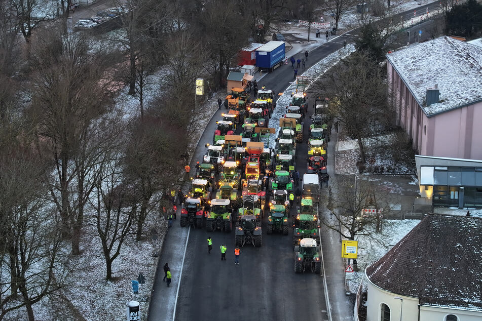 Mit Traktoren demonstrieren Landwirte im Stadtgebiet von Ellwangen (Ostalbkreis) am Mittwochmittag.