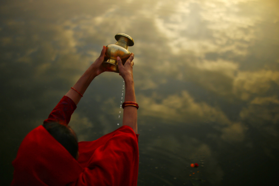 Kathmandu: Eine Frau betet während des Chhath-Festes zur aufgehenden Sonne.