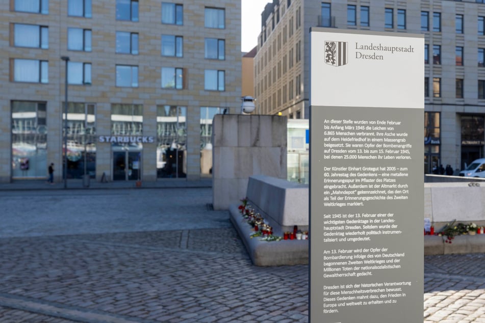 Die Stadt hat die im Januar errichtete Info-Stele am Altmarkt vorübergehend abbauen lassen.