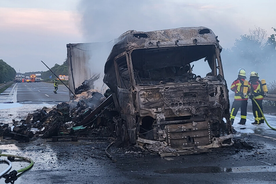 Laster geht auf A6 in Flammen auf: Fahrer rettet sich mit "schwersten Brandverletzungen" aus Feuer-Hölle