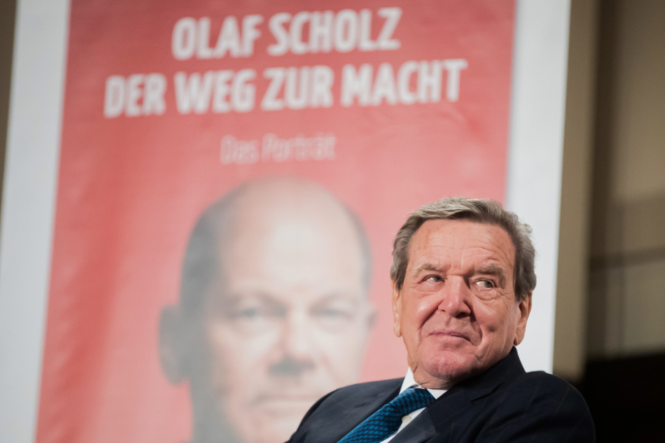 Olaf Scholz (63, SPD) muss nun entscheiden, ob Gerhard Schröder (77, SPD) neue Mitarbeiter für sein Büro im Kanzleramt bekommt.