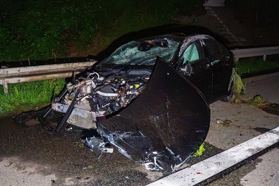 Der Mercedes-AMG hatte nach der Kollision Feuer gefangen, der 22-jährige Fahrer konnte das Auto aber noch rechtzeitig verlassen.