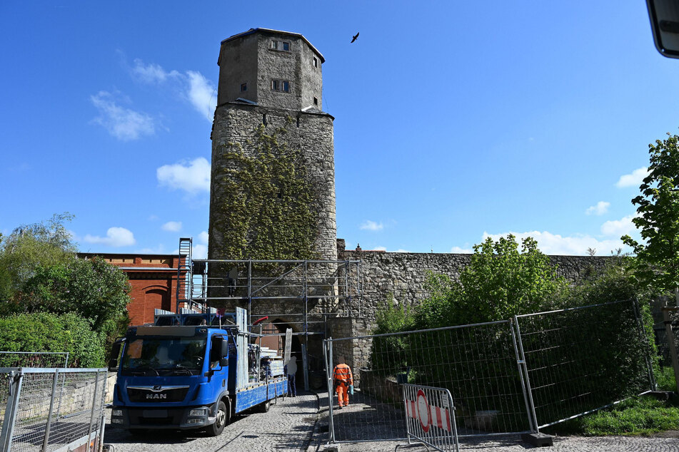 Nach dem Brand des historischen Neutorturms in Arnstadt hat die Einrüstung des Turms zum Wiederaufbau begonnen.