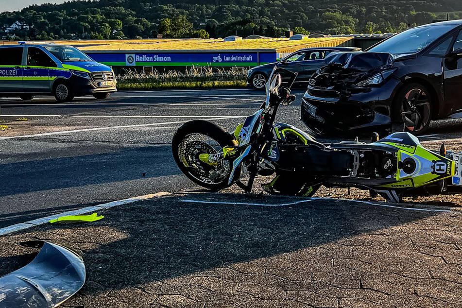 Biker bei Frontalcrash mehrere Meter durch die Luft geschleudert und schwer verletzt