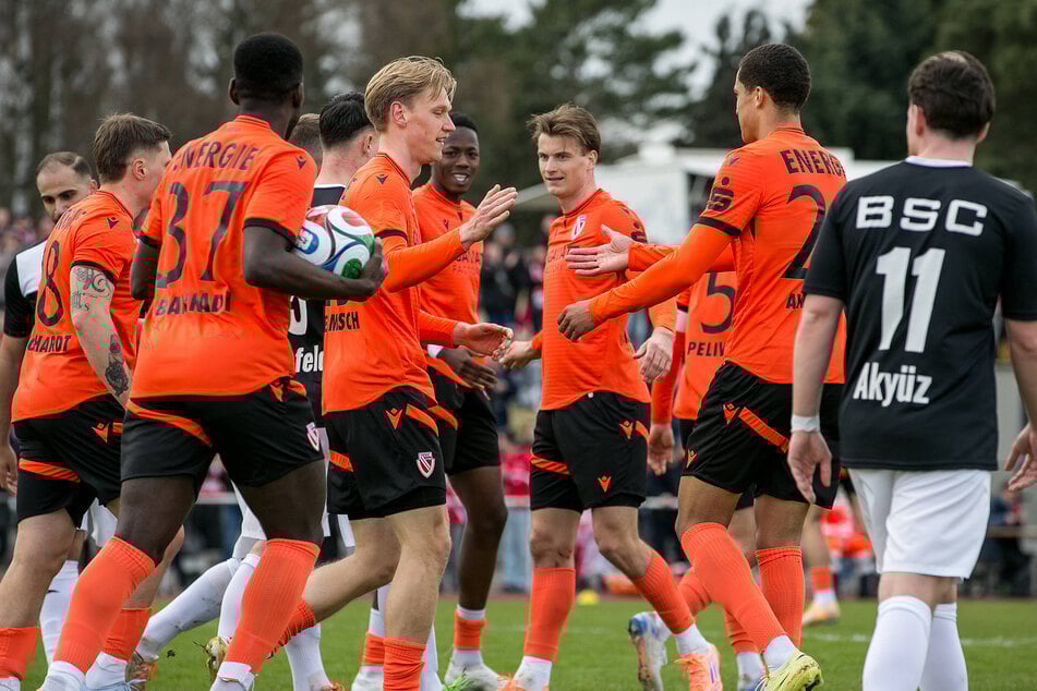 Ted Tattermusch (24, blonde Haare) ebnete mit seinen beiden Treffern Energie den Weg ins Pokalfinale.