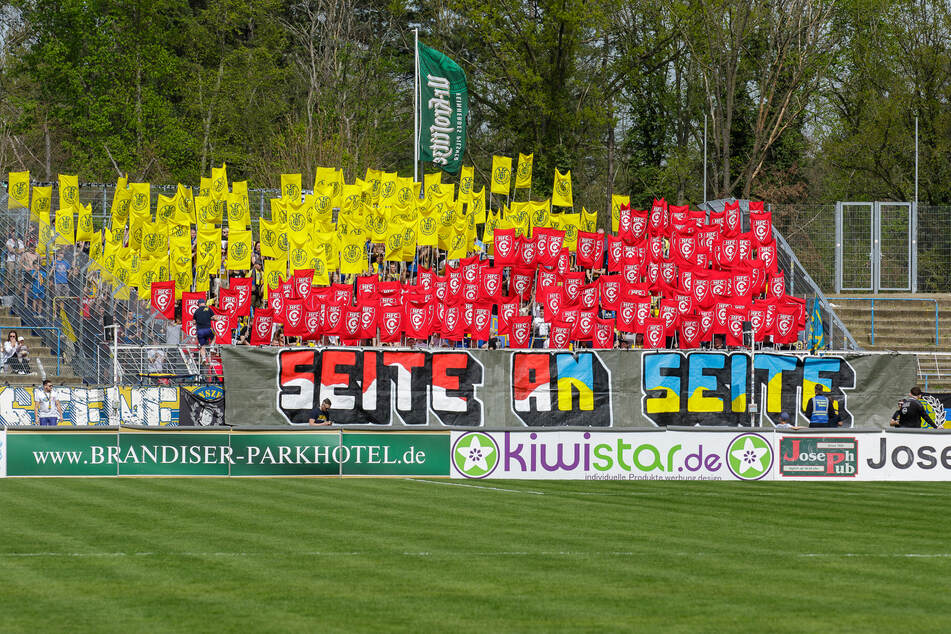 Die Choreo der Lok-Leipzig-Fans war dieses Mal dem Halleschen FC gewidmet, mit dem man eine Fanfreundschaft pflegt.