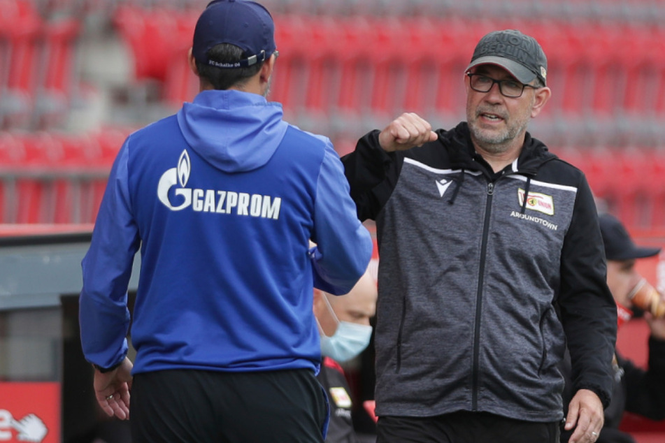 Berlins Trainer Urs Fischer (54, r.) begrüßt Schalkes Trainer David Wagner.