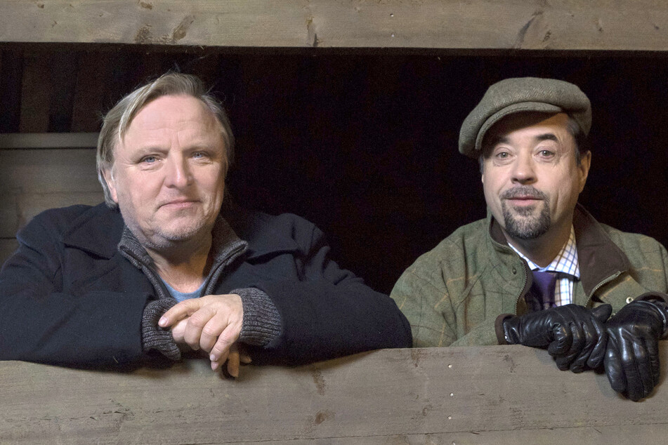 Szene aus dem ARD-Tatort "Fangschuss" mit Frank Thiel (l, Axel Prahl) und Prof. Karl-Friedrich Boerne (Jan Josef Liefers).