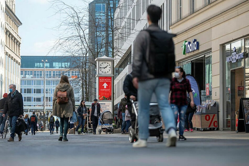 Nach Wegfall der Bundesnotbremse kann auf Mundschutz in der Innenstadt verzichtet werden - vorausgesetzt, der Mindestabstand von 1,50 Meter wird eingehalten.