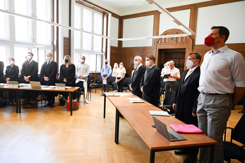 Die Prozessbeteiligten zu Beginn der Verhandlung im Düsseldorfer Gerichtssaal.