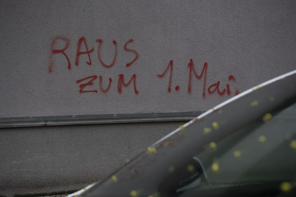 Diese "Botschaft" haben bislang unbekannte Randalierer im Vorfeld des 1. Mai an einer Hausfassade in Berlin-Mitte hinterlassen.