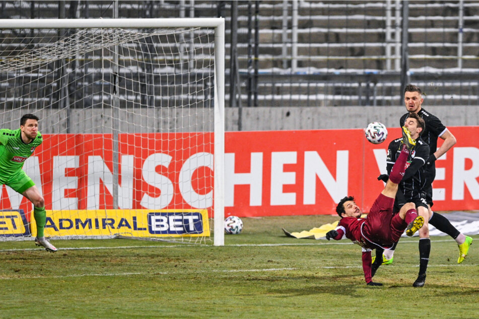 Akrobat schön! Der Fallrückzieher von Philipp Hosiner (31, 2.v.l.) war spektakulär. Der Ball kam jedoch zu zentral, Keeper René Vollath (30, l.) konnte mühelos zupacken.