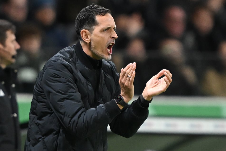 Eintracht-Coach Dino Toppmöller peitsche seine Spieler über 120 Minuten hinweg immer wieder nach vorne.