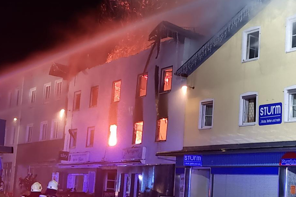 Das Feuer stand vom brennenden Haus auch auf die Nachbarhäuser über.