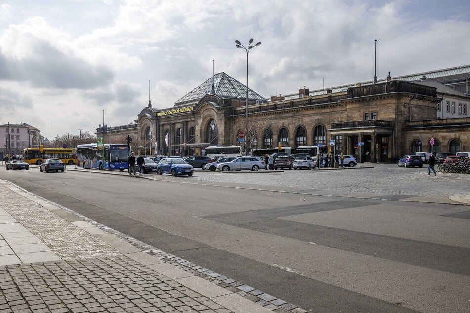 Am Bahnhof Neustadt musste die Polizei einen Randalierer stoppen. (Archivbild)