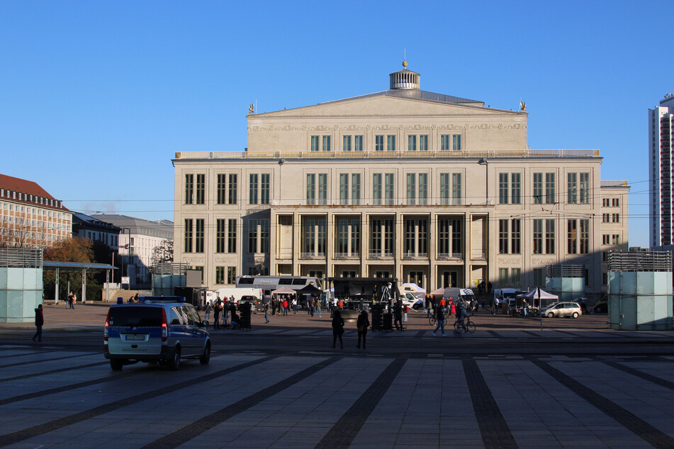 Preparations in front of the Leipzig Opera are in full swing.