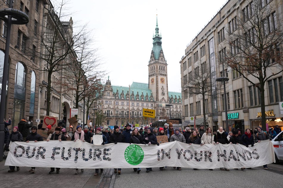 Die Teilnehmer zogen über die Mönckebergstraße, den Glockengießerwall und den Jungfernstieg zurück zum Rathausmarkt.