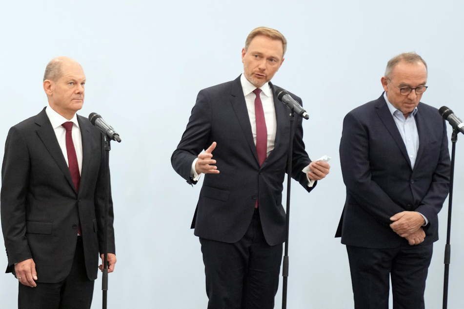 Olaf Scholz (63, SPD, v.l.n.r.), Christian Lindner (42, FDP) und der SPD-Bundesvorsitzende Norbert Walter-Borjans (69) nach den Sondierungsgesprächen.