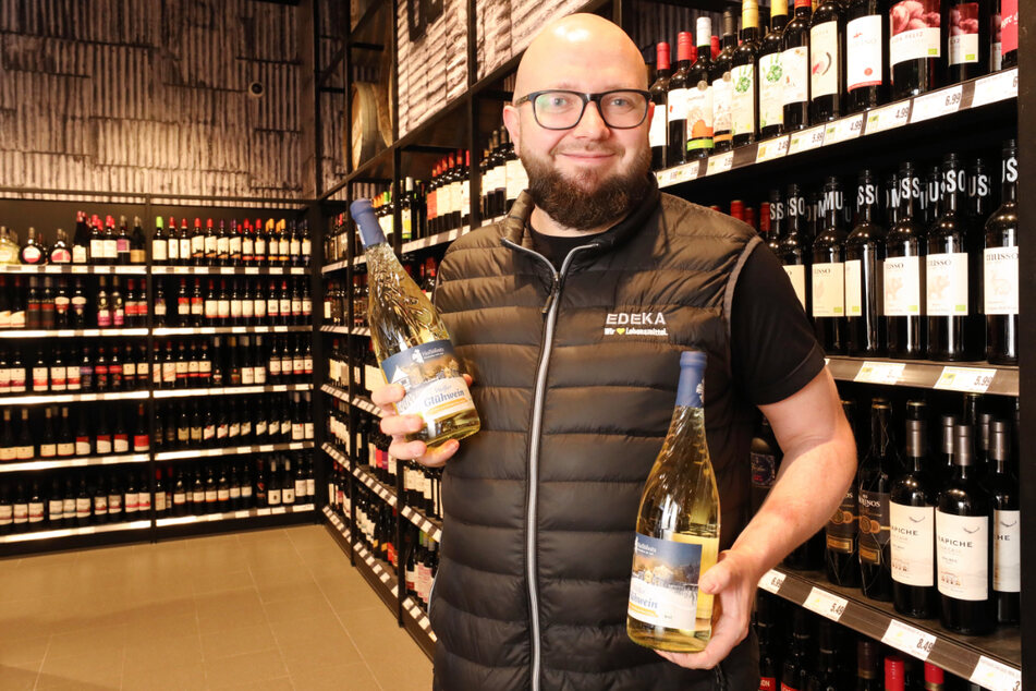 Inhaber Reinhard Griephan präsentiert den Hoflößnitz Glühwein.