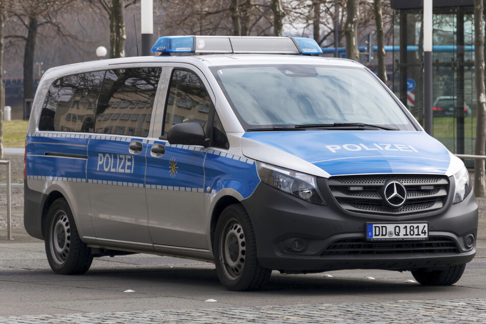Speichermedien wurden von der Polizei beschlagnahmt, aber auch Pyrotechnik, ein Schlagring und Betäubungsmittel (Symbolbild).