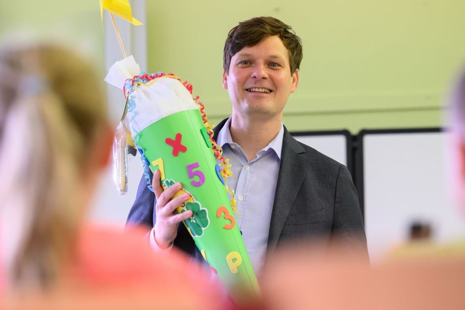 Minister hält süße Überraschung für Erstklässler bereit