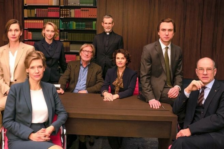 Hochkarätig besetzt: (v. li.): Christiane Paul (Rechtliche Sachverständige Litten ), Ina Weisse (Mitarbeiterin des Ethikrates Keller), Anna Maria Mühe (Augenärztin Brandt), Matthias Habich (Richard Gärtner), Ulrich Matthes (Bischof Thiel), Barbara Auer (Vorsitzende), Lars Eidinger (Rechtsanwalt) und Götz Schubert (Medizinischer Sachverständiger)