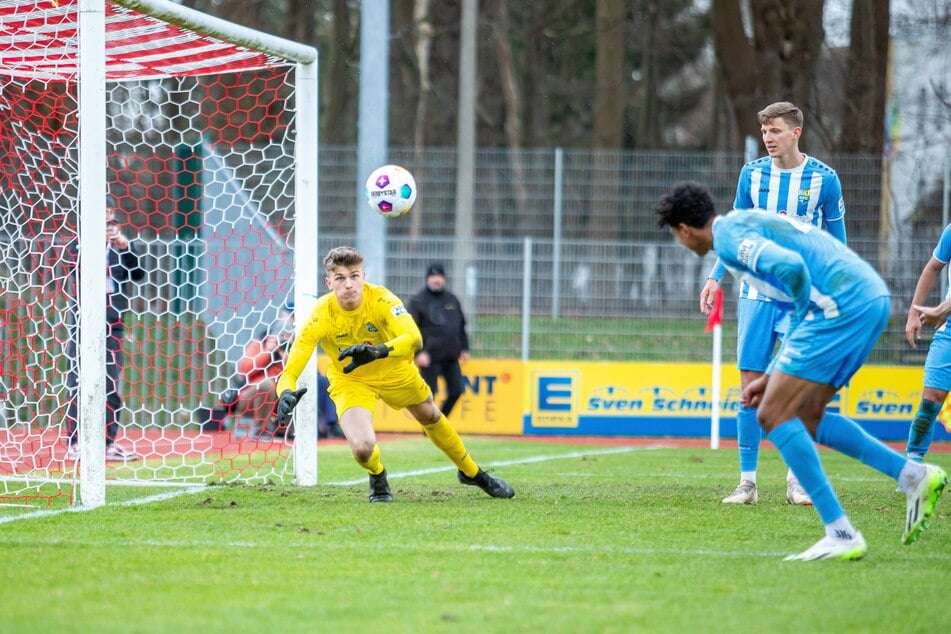 Flog in Berlin zweimal umsonst: CFC-Keeper David Wunsch (21, l.) musste in der zweiten Hälfte doppelt hinter sich greifen, beim ersten Gegentreffer sah er nicht gut aus.