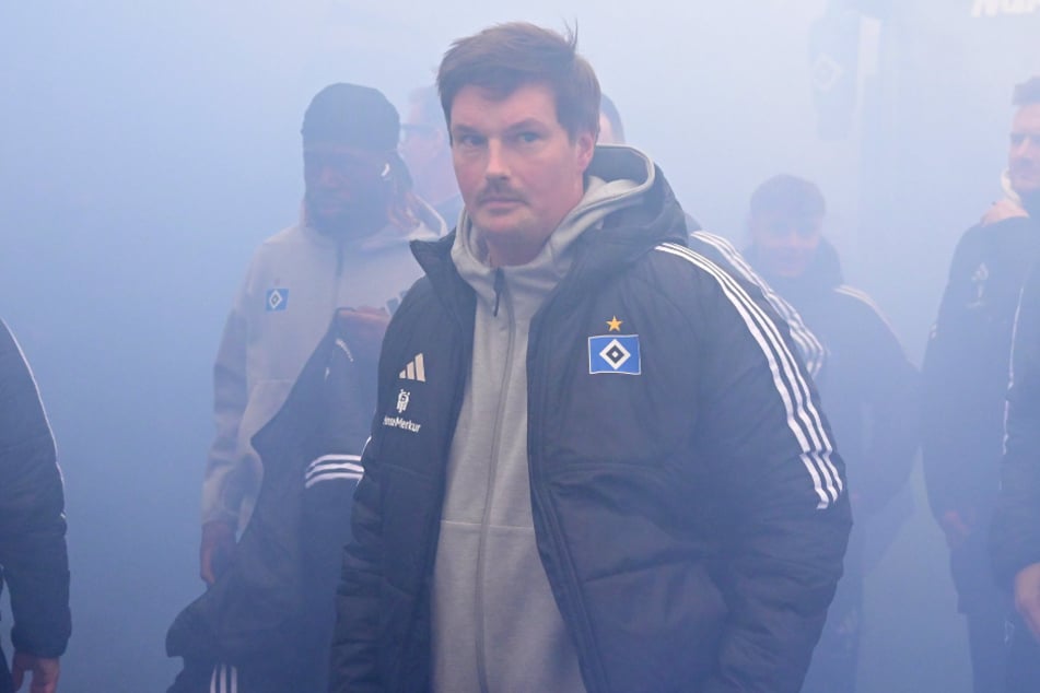 HSV-Coach Merlin Polzin im Pyro-Nebel bei der Ankunft des Rothosen-Trosses am Volksparkstadion.