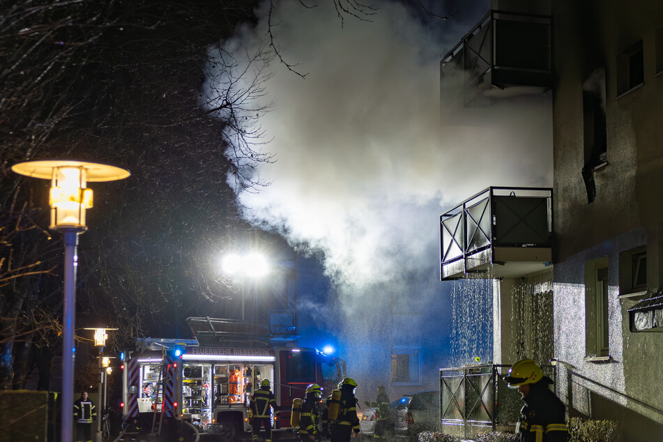 14 Verletzte bei heftigem Brand in Mehrfamilienhaus in Biebesheim