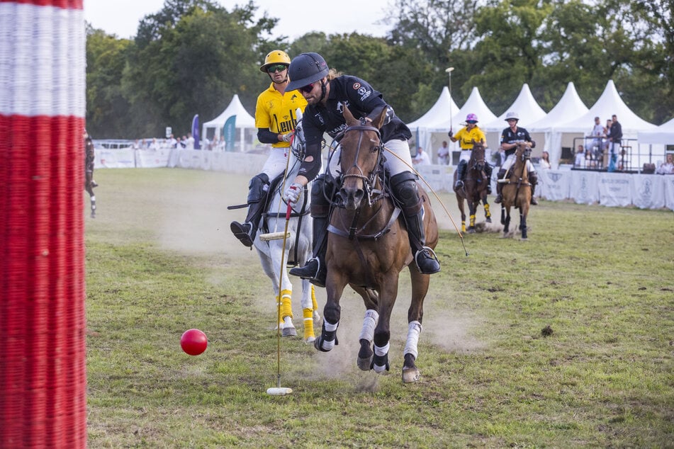 Team Leicht gegen Team Engel &amp; Völkers - vorm Tor wird es eng und rasant.