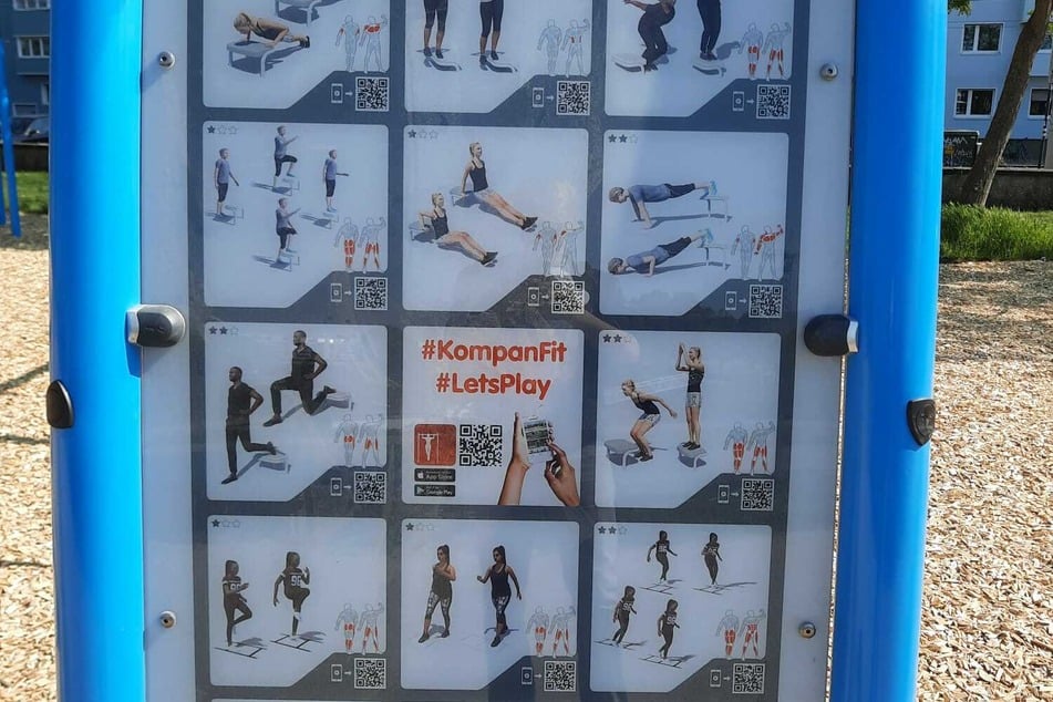 Tafeln mit Anleitungen erklären mögliche Fitness-Übungen.
