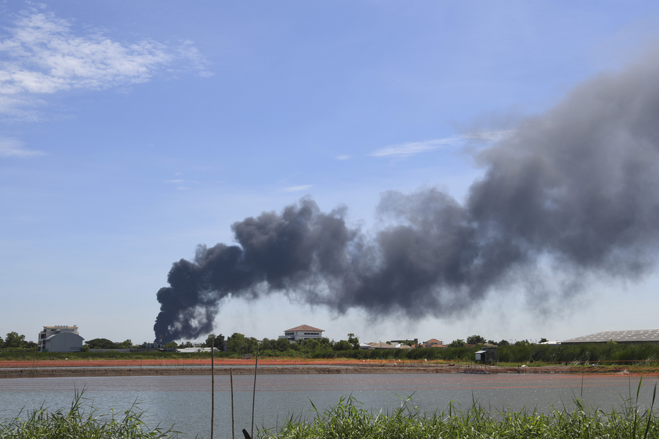 Nach der schweren Explosion stieg Rauch aus der Fabrik in der Provinz Samut Prakan in Thailand auf.