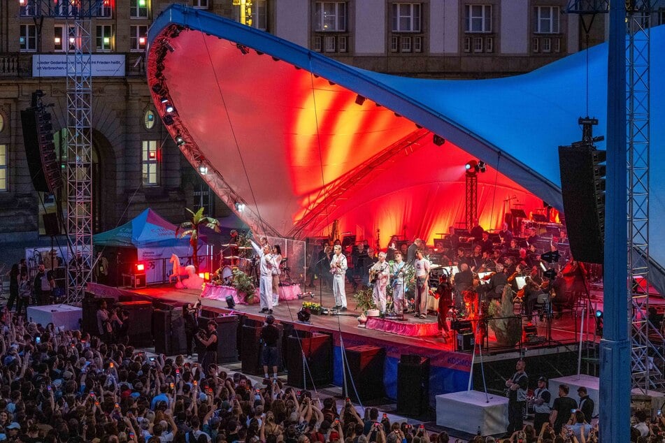 Die Chemnitzer Band Kraftklub hatte zum Kosmos-Auftakt auf dem Theaterplatz einen Gastauftritt.