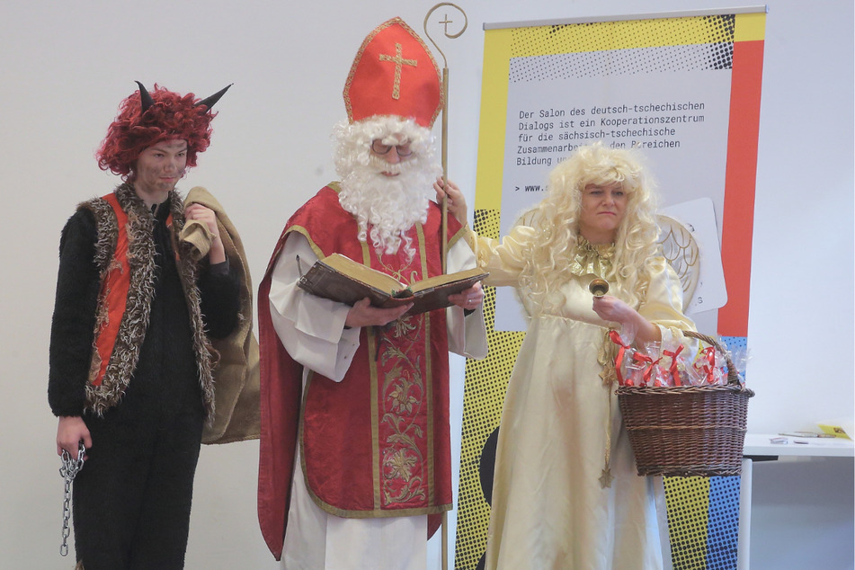 Im Trio mit Engel und Teufel stattete der tschechische Nikolaus der Zentralbibliothek einen Besuch ab.