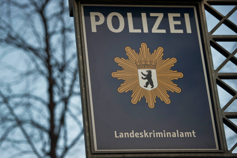 Das Landeskriminalamt ermittelt gegen einen Berliner Schutzpolizisten, der sich unter anderem der Bestechlichkeit schuldig gemacht haben soll. (Symbolfoto)