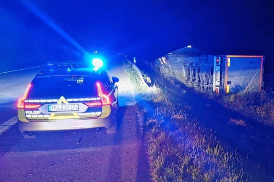 Der Lastwagen kippte auf die Seite.