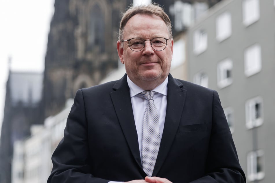 Kölns Oberbürgermeister Torsten Burmester (63, SPD) wird die renommierte Auszeichnung am kommenden Freitag an die Autorin überreichen.