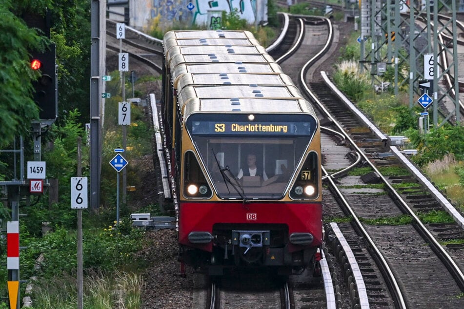 Von den Einschränkungen am Dienstagmorgen ist unter anderem die S-Bahnlinie 3 betroffen. (Archivfoto)