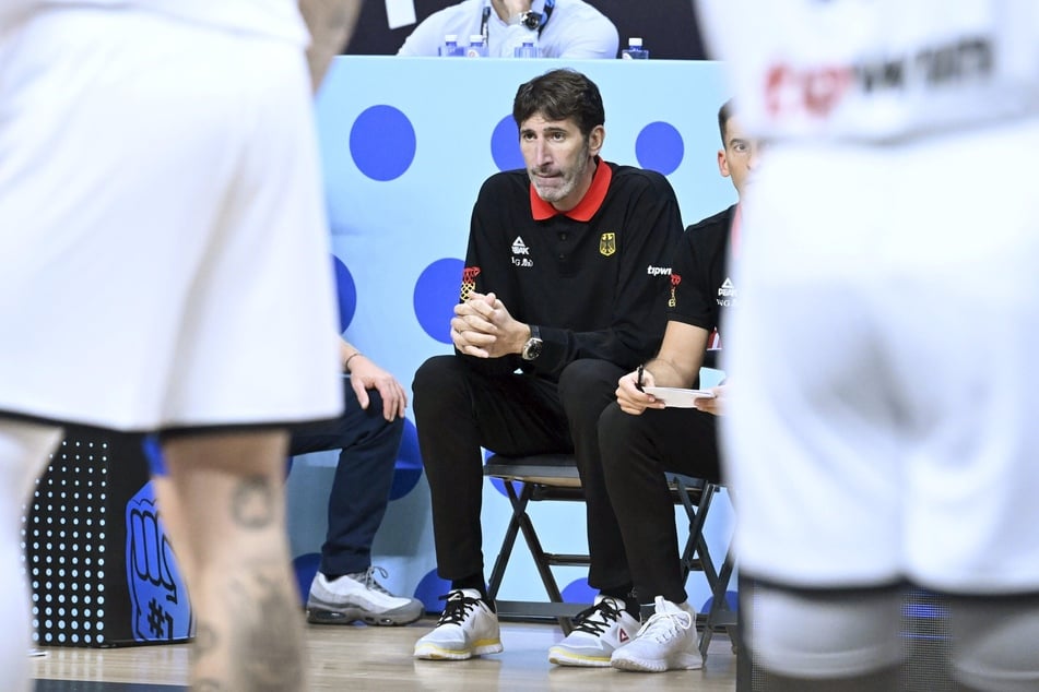 El entrenador nacional Álex Mumbrú (46) está en el banquillo, pero deja la dirección del juego a su asistente.