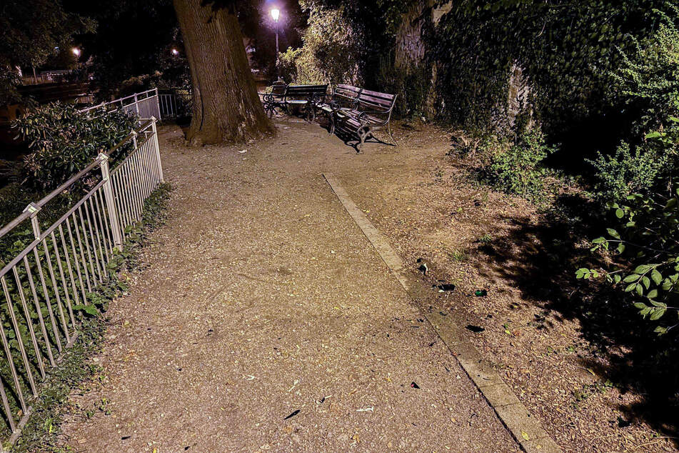 Eine zerbrochene Glasflasche am Ort des Verbrechens.