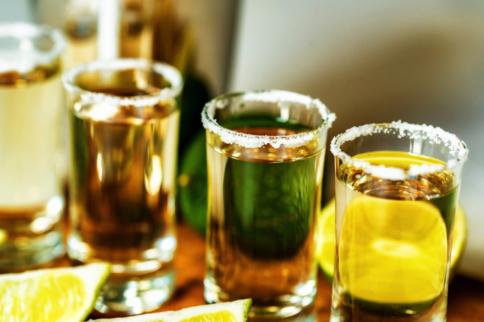 Statt Salz servierte ein Barkeeper Natriumhydroxid zum Tequila. Aufgrund der ätzenden Wirkung des Stoffes für Haut und Augen wird es auch Ätznatron genannt. (Symbolbild)