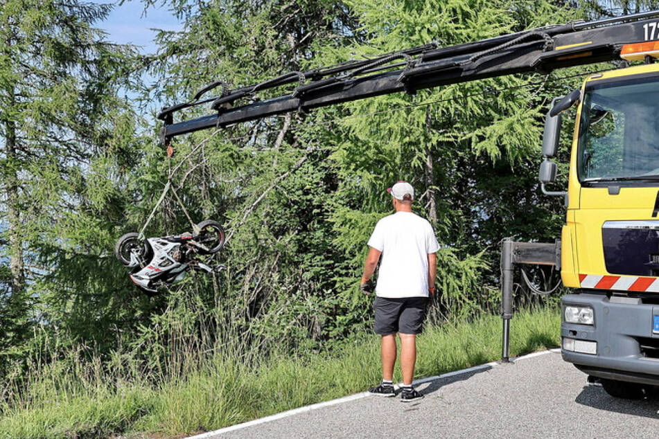 Der Biker prallte gegen ein Verkehrsschild, seine Maschine schlitterte über die Fahrbahn hinaus und stürzte den Hang hinunter.