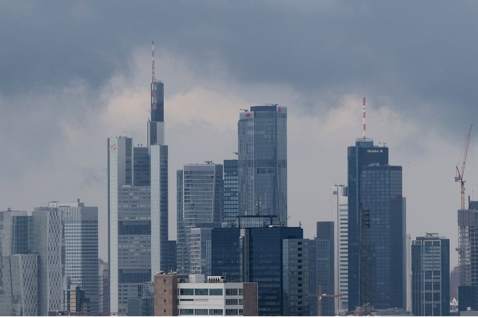 Flugausfälle, Starkregen, Blitzeinschlag in Kirchturm: Unwetter treffen Hessen