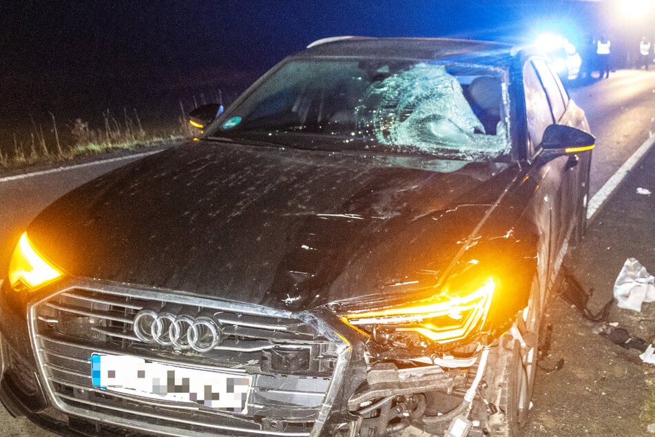 Der Audi wurde an der Front sowie an der Windschutzscheibe beschädigt.