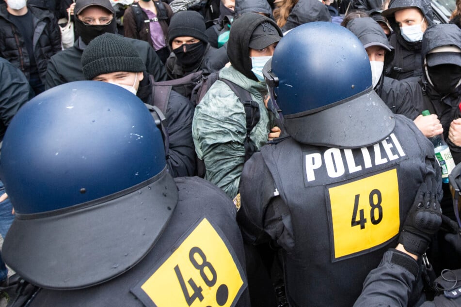 Es kam wiederholt zu Zusammenstößen zwischen Polizei und Gegendemonstranten.