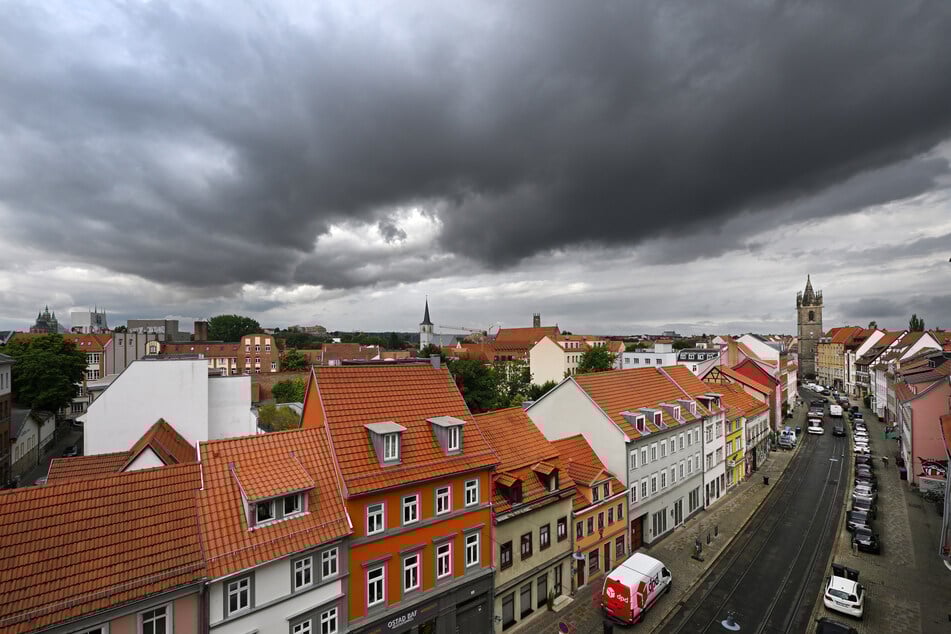 Dunkle Wolken am Dienstag über Erfurt: Gewitter könnten am Nachmittag den Osten in Atem halten. Auch am Mittwoch dürfte es vereinzelt Unwetter geben.