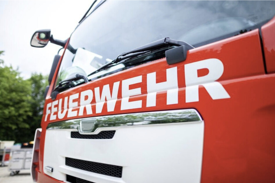 Die Feuerwehr evakuierte die weiteren Bewohner des Hauses. (Symbolbild)