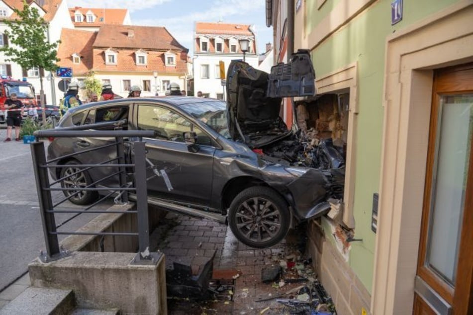 Mit der Front blieb der Wagen in einer Hauswand stecken.
