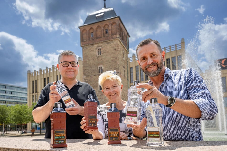 Kay Kaden (52, v.l.), Veronika Leonhardt (65) und Andrè Donath (59) zeigen den Roten Turm in der neuen Souvenir-Ausgabe.